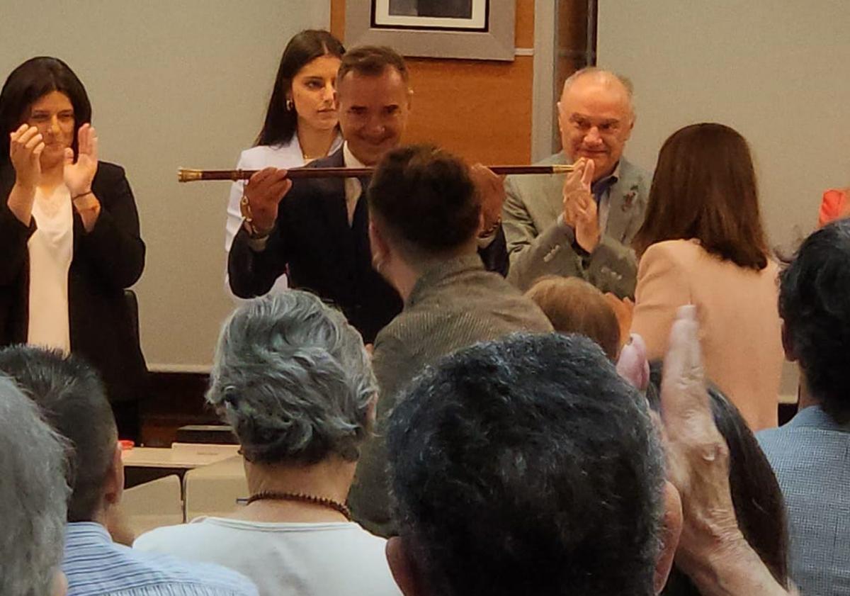 Robert Raga con la vara de mando durante el pleno.