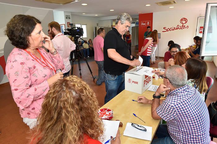 Juan Fernándo López Aguilar vota en las ...