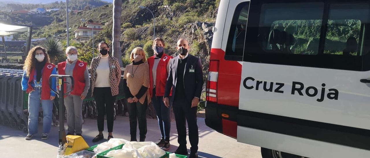 Representantes de ambas entidades en uno de los nuevos repartos de Cruz Roja con productos de Mercadona.