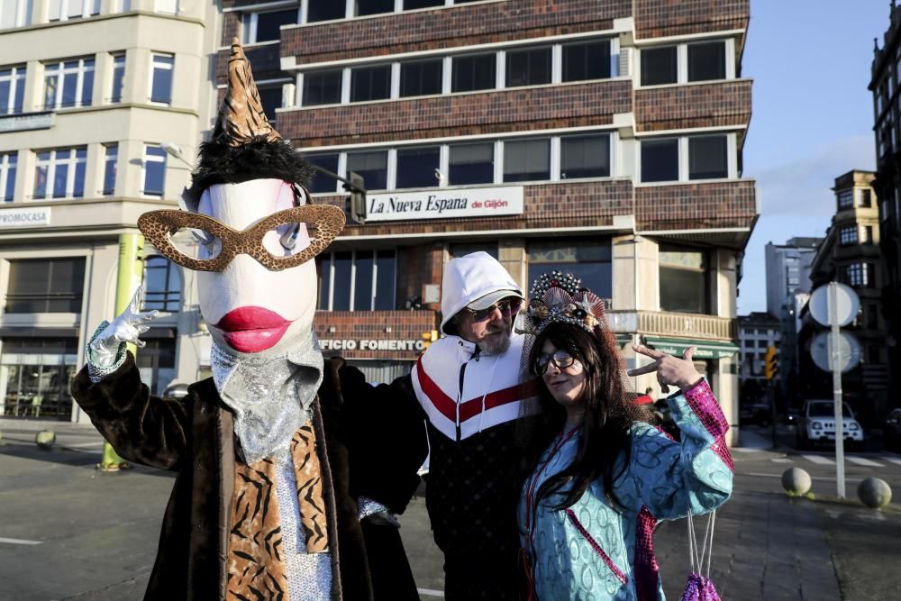 Visita de la sardina del antroxu a la redacción de LA NUEVA ESPAÑA Gijón.