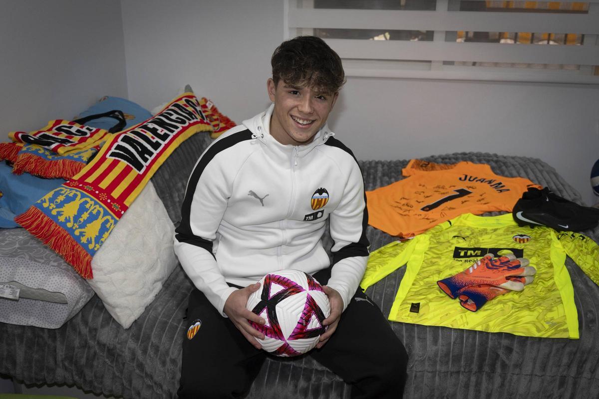 Juanma muestra algunas de sus camisetas firmadas.