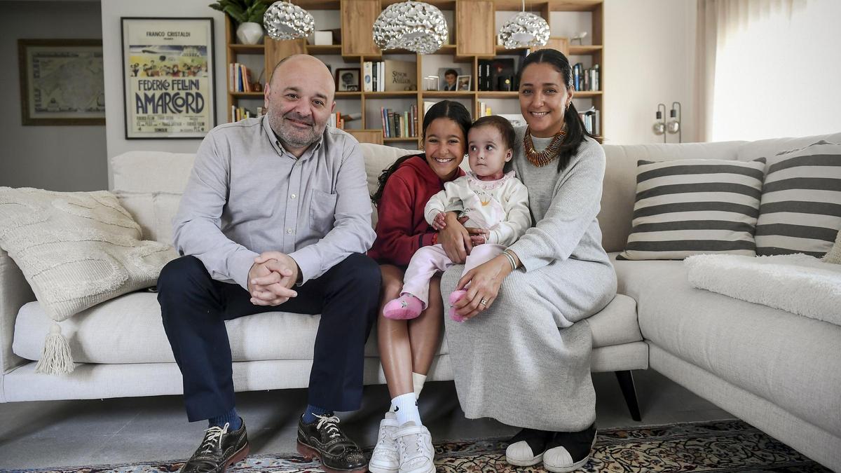 Olivia, junto a sus padres y su hermana.