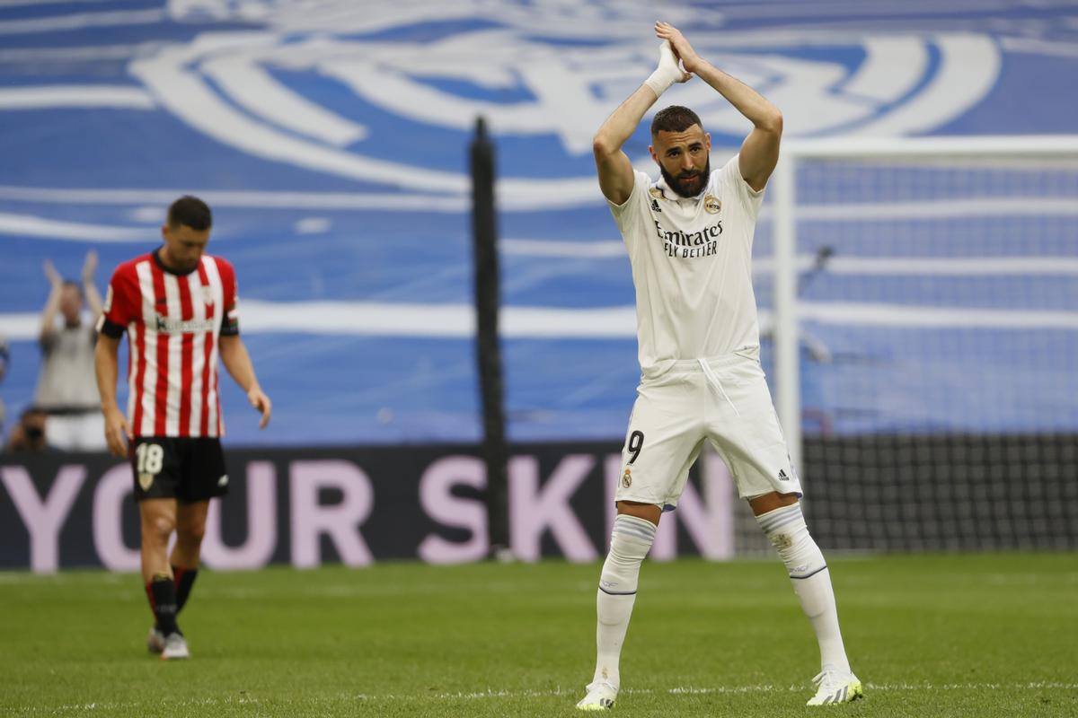 MADRID, 04/06/2023.- El delantero francés del Real Madrid, Karim Benzema, se despide de los aficionados blancos antes de abandonar el terreno de juego tras ser sustituido durante el partido de la última jornada de Liga que el Real Madrid y el Athletic Club de Bilbao disputan este domingo en el estadio Santiago Bernabéu. EFE/ Mariscal.