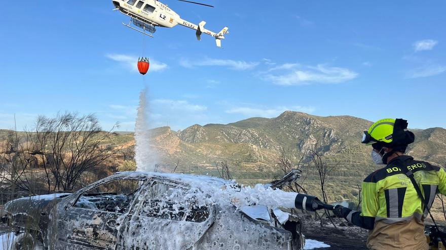 Los bomberos extinguen el incendio de un coche y masa forestal en El Grado (Huesca)