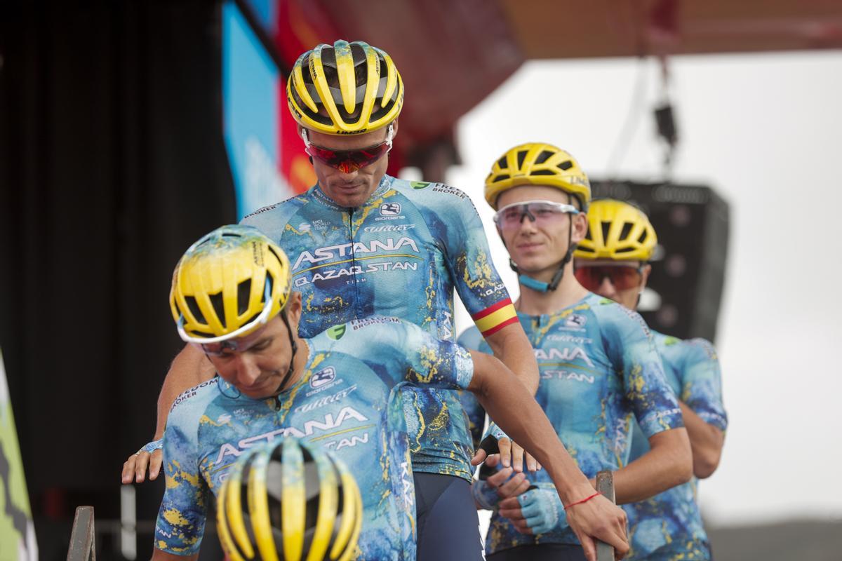 LIENCRES (CANTABRIA), 12/09/2023.- El ciclista Luis León Sánchez (c), Astana Qazaqstan Team, durante el control de firmas antes de la salida de la decimosexta etapa de la Vuelta a España, un recorrido de 120,1km de Liencres a Bejes en Cantabria, este martes. EFE/ Manu Bruque