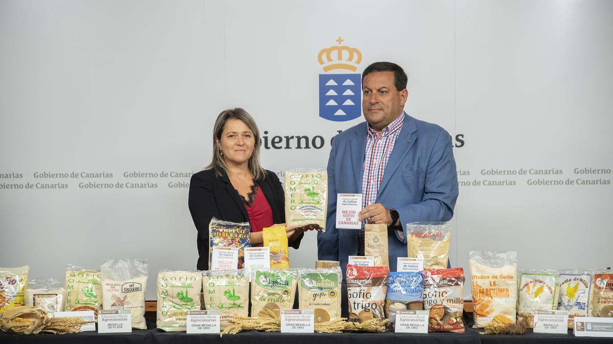 La consejera de Agricultura, Ganadería y Pesca del Gobierno de Canarias, Alicia Vanoostende, y el director del ICCA, Basilio Pérez, junto a los gofios galardonados en el certamen