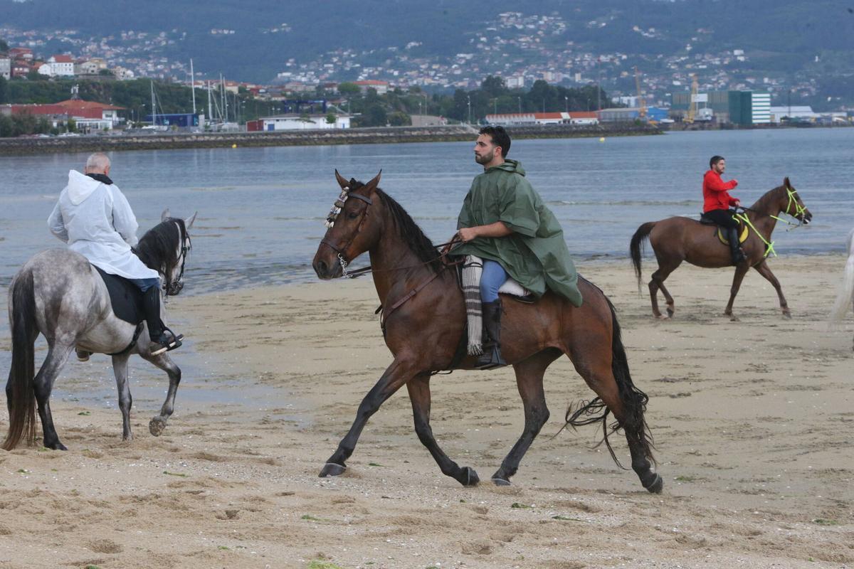Alrededor de 70 jinetes procedentes de diferentes zonas de la comarca, de Vigo, Baiona y hasta de Pontecaldelas participaron en la XIII Xuntanza Cabalar