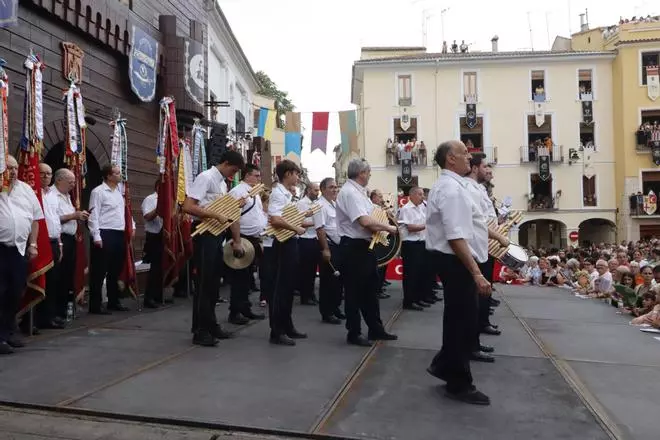 Ontinyent acoge una multitudinaria Entrada de Bandes pese a la amenaza de lluvia