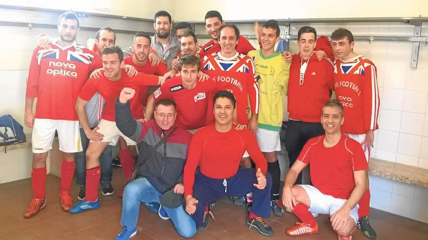 Integrantes de la plantilla del Sueca United durante el descanso del encuentro ante el Picassent B, ayer en Sueca.