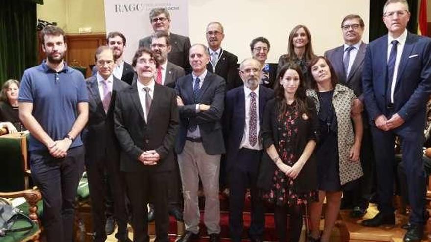 Foto de familia de los premiados y dirigentes de la RAGC. // X. Álvarez