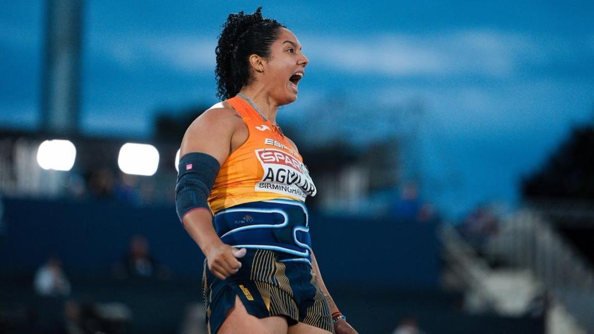 Yulenmis Aguilar celebra un lanzamiento.
