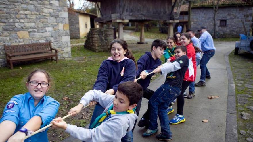 Un grupo de &quot;scouts&quot; practica el tiro de cuerda.