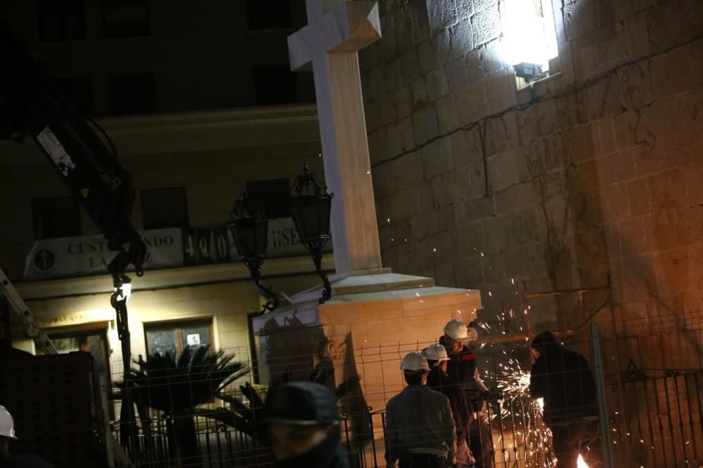 Retiran la Cruz de Callosa de Segura entre fuertes medidas de seguridad