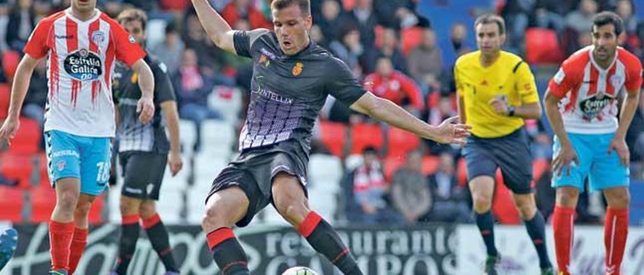 Ortuño dispara a puerta durante el partido que el Mallorca disputó ayer por la tarde en el Anxo Carro de Lugo.