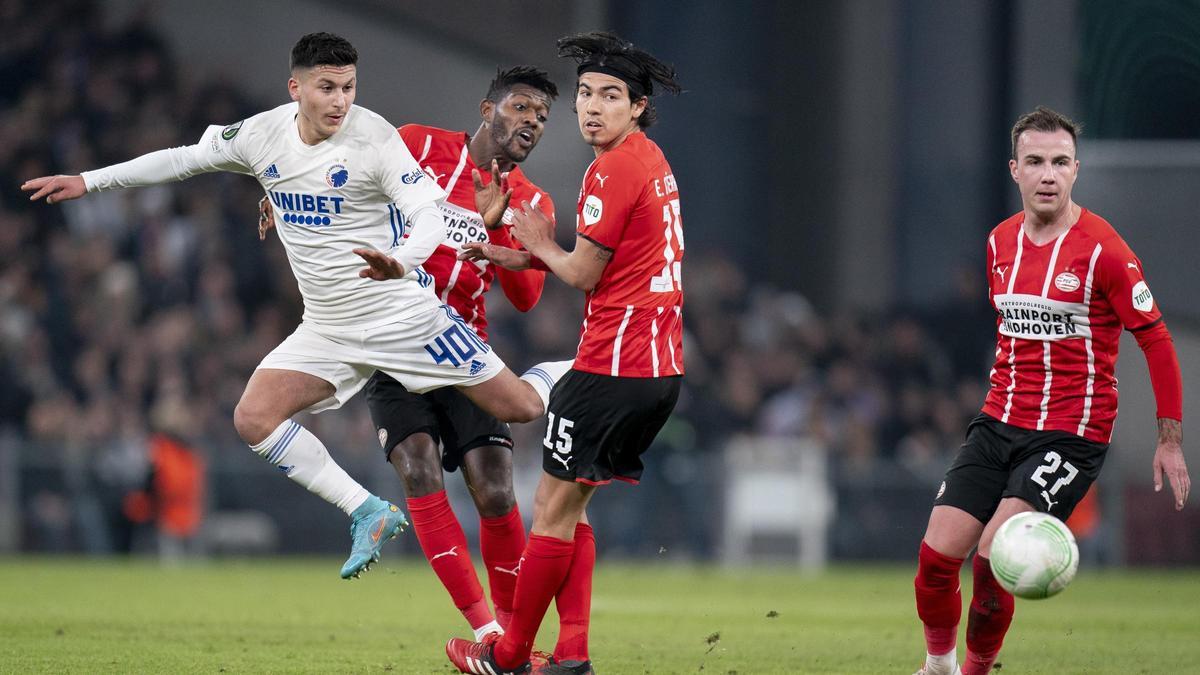 Roony Bardghji, a la izquierda, en un partido del Copenhague ante Erick Guitérrez y Mario Gotze, del PSV Eindhoven, en un partido de la Conference League.. Roony Bardghji, a la izquierda, en un partido del Copenhague ante Erick Guitérrez y Mario Gotze, del PSV Eindhoven, en un partido de la Conference League..