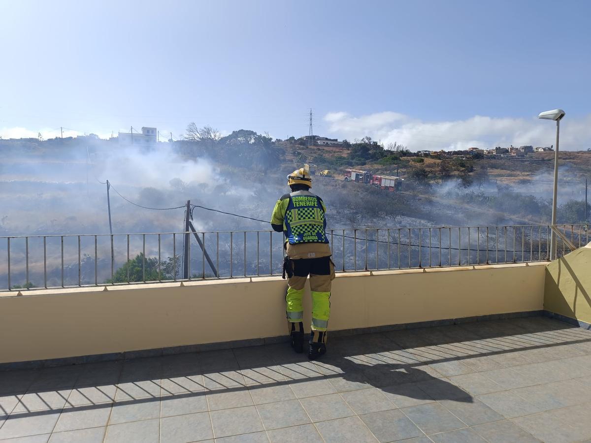 Un efectivo de Bomberos de Tenerife trabajando en el incendio.