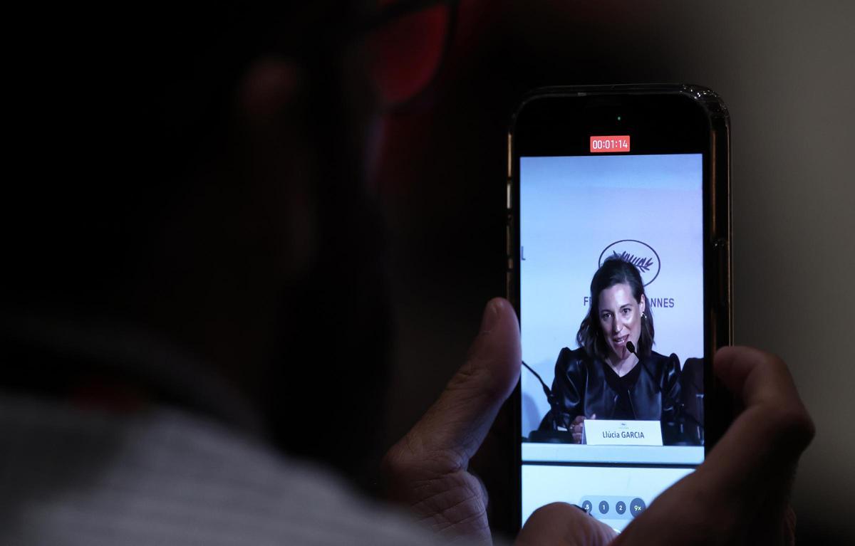 Carla Simón y el equipo de Romería posan en Cannes