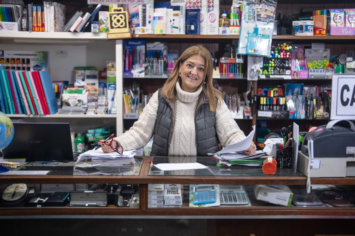 Mercè Canut, tras uno de los dos mostradores de la tienda.