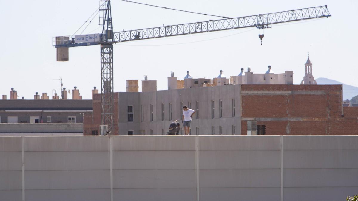 Obreros en una promoción en construcción en Xàtiva.