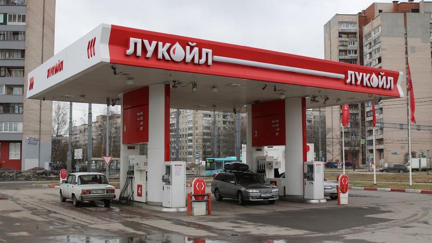 Muere el presidente de una de las petroleras rusas más importantes tras caer por la ventana de un hospital