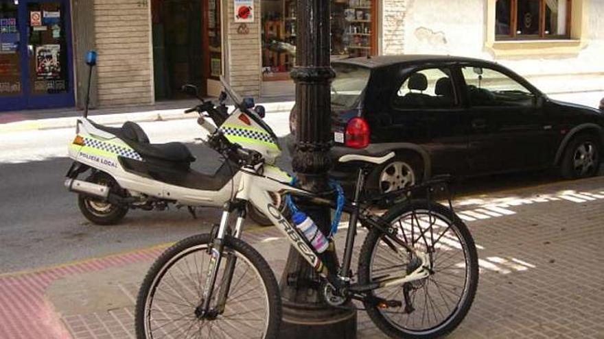 Una bicicleta atada a una farola en Almoradí lo que según IU ahora se multa