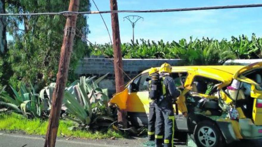 Un camión de butano se lleva por delante un furgón en Bañaderos