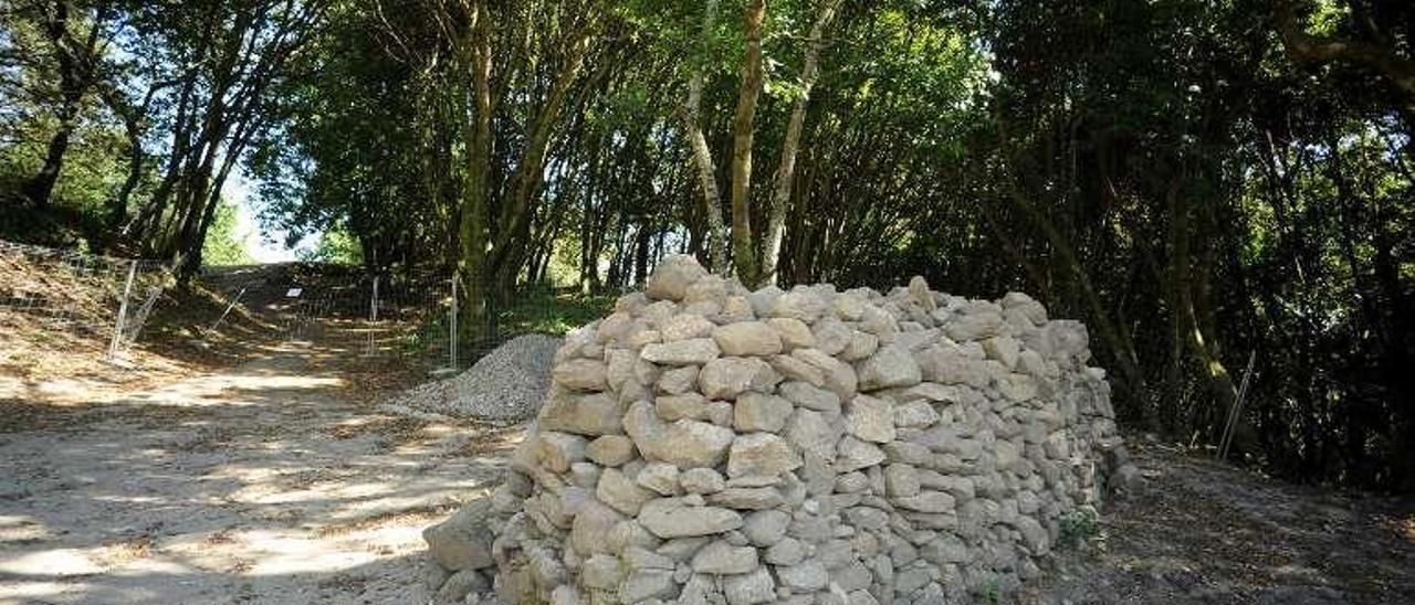 Acumulación de piedras en la abierta entrada a Castro Alobre. // I.A.