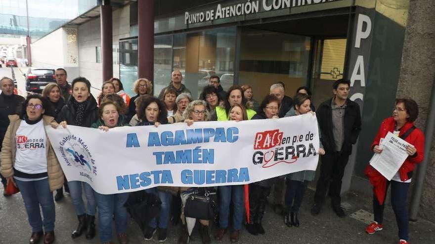 Huelga de los servicios de urgencias  |  Personal de los servicios de urgencias de los centros sanitarios gallegos se concentró ayer delante del Punto de Atención Continuada (PAC) de Santiago de Compostela en protesta por la situación de estos servicios. La concentración se realizó ante el PAC situado en el hospital Clínico y contó con la presencia de algún representante de la zona. Esta reivindicación se produce en plena huelga del personal de los servicios de urgencias del citado complejo sanitario, de referencia para los pacientes de la comarca dezana y de la capital de Tabeirós.