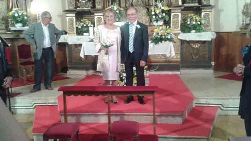 El matrimonio posa ante el altar de la iglesia de El Piñero.