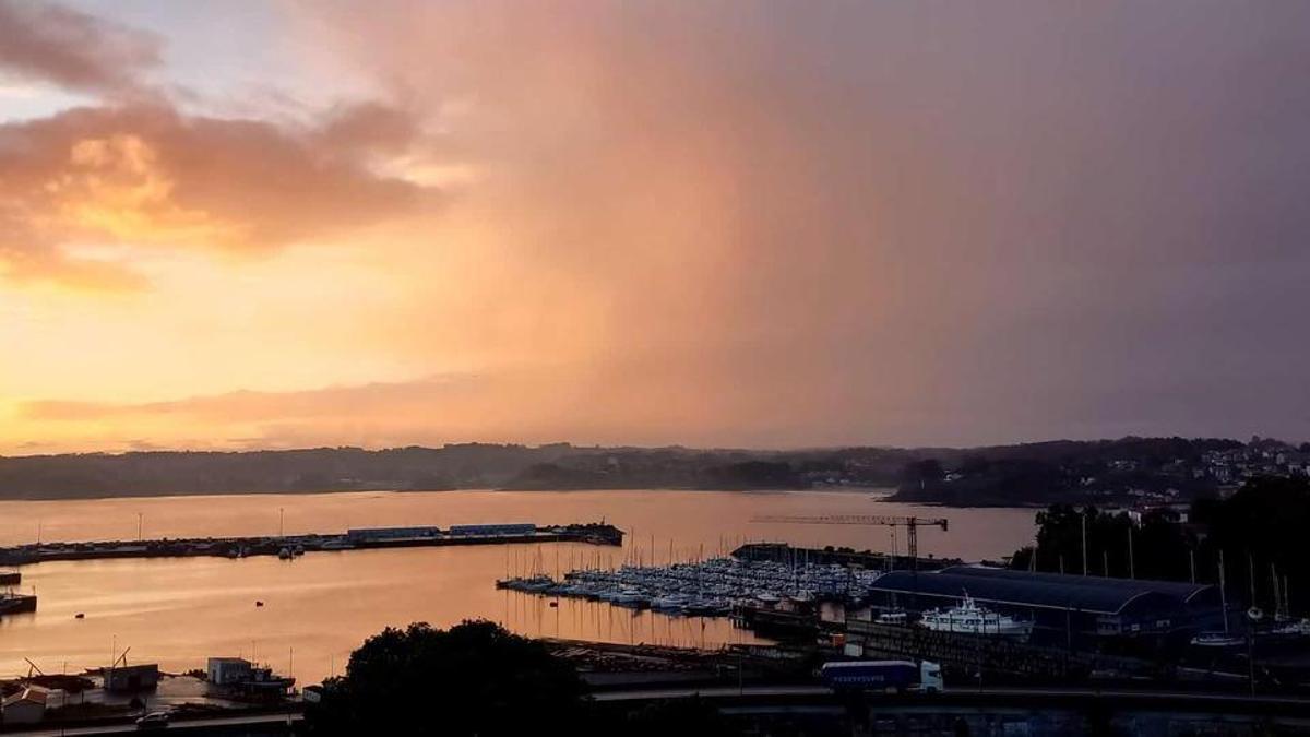 Tiempo revuelto en A Coruña, con nubes y claros, y aviso amarillo por posibles tormentas.