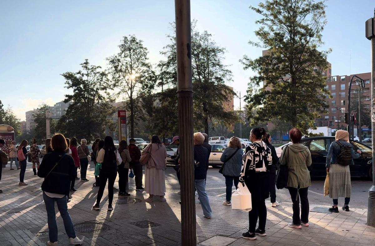 Cola para esperar al bus de la EMT en València