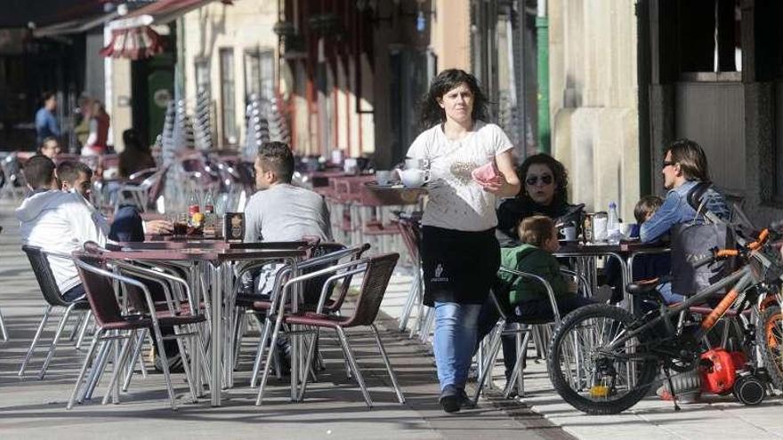 Una terraza en la avenida de A Mariña de Vilagarcía.  // Noé Parga