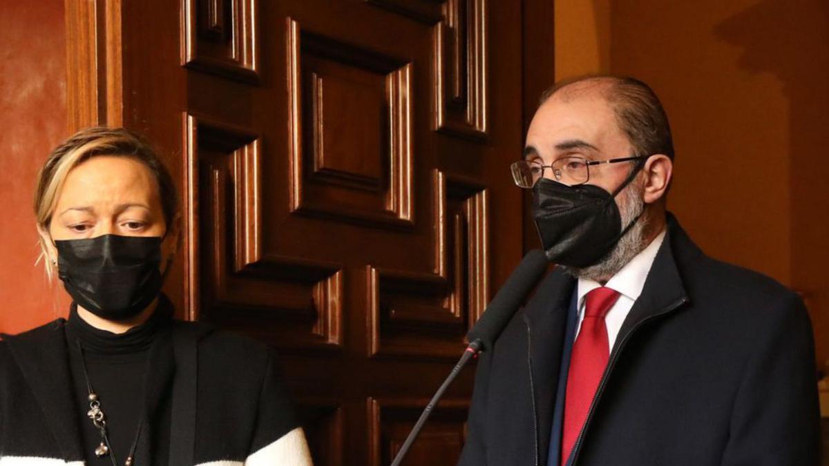 La consejera Gastón y el presidente Lambán. | ANDREEA VORNICU
