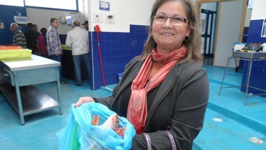 Lolo Rodríguez, de la Cofradía de Pescadores de Candás, atiende a los clientes de la pescadería de la rula de Candás.