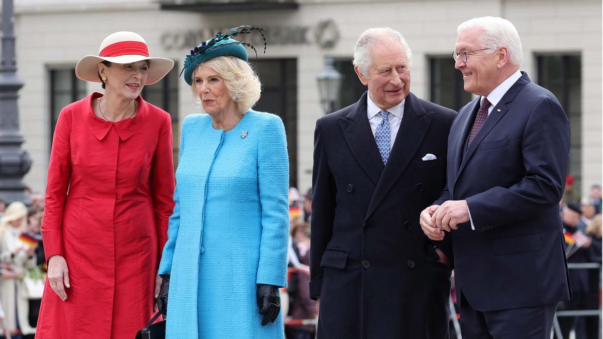  La primera dama alemana Elke Buedenbender, la británica Camilla, la reina consorte y el rey Carlos III y el presidente alemán Frank-Walter Steinmeier llegan para una ceremonia de bienvenida.