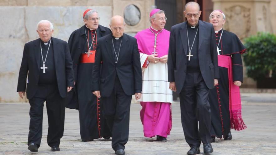 Taltavull saliendo del palacio episcopal con Fratini, Omella, Cañizares, Blázquez y Sistach.