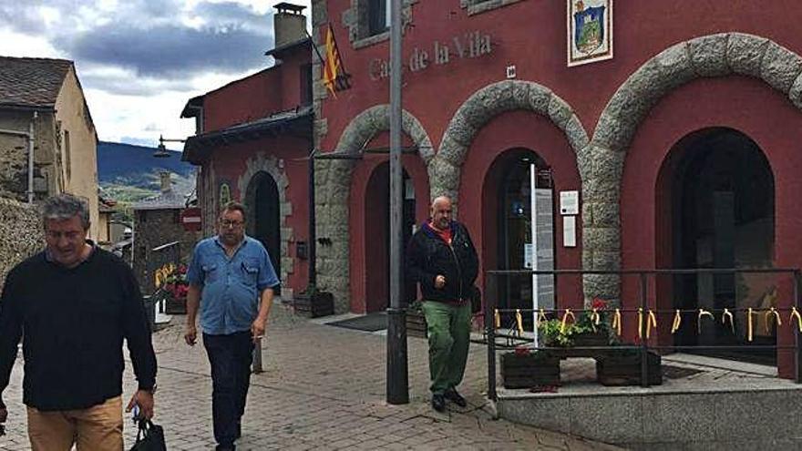 L&#039;alcalde Elies Nova, al fons, a la que serà plaça 1 d&#039;Octubre de Llívia