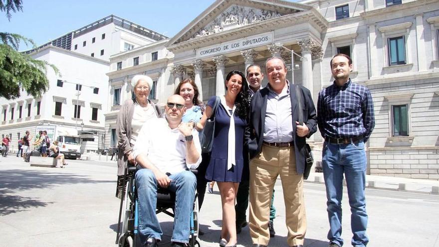 Miembros de la plataforma contra el impuesto de sucesiones, tras entregar las firmas en el Congreso.