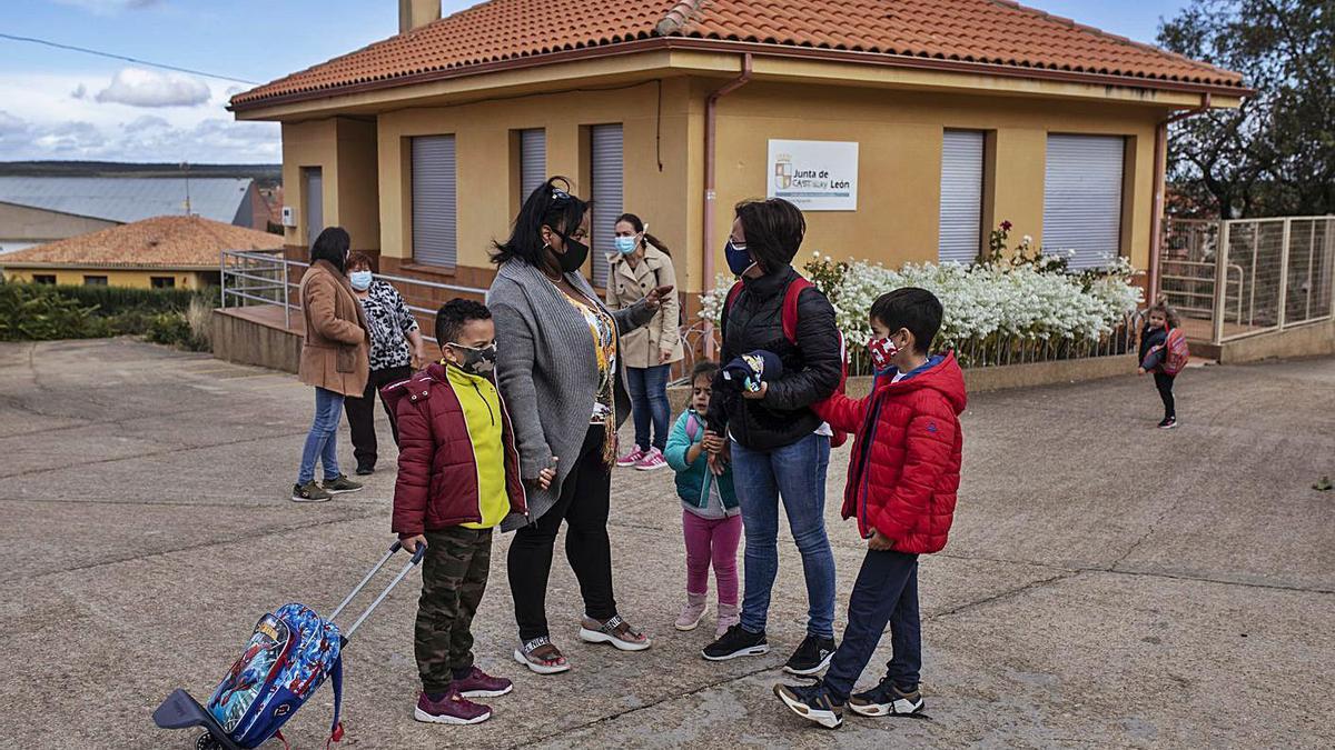 Varias familias, a la salida del colegio en Arrabalde. |