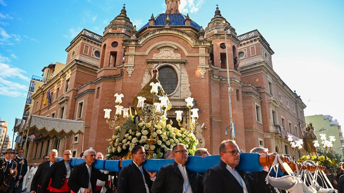 Castelló despide a su ‘Mareta’ en una procesión popular