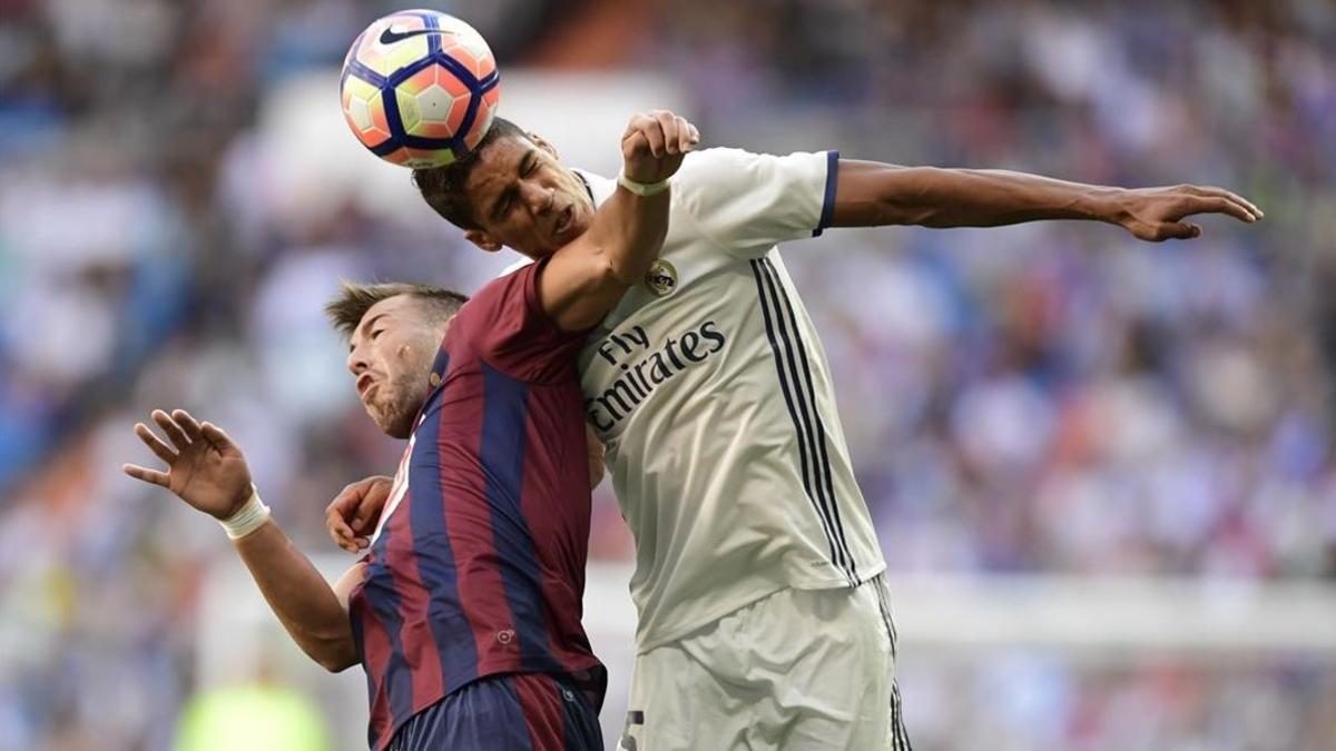 Sergi Enrich disputa el balón con varane durante el Madrid-Eibar del domingo pasado