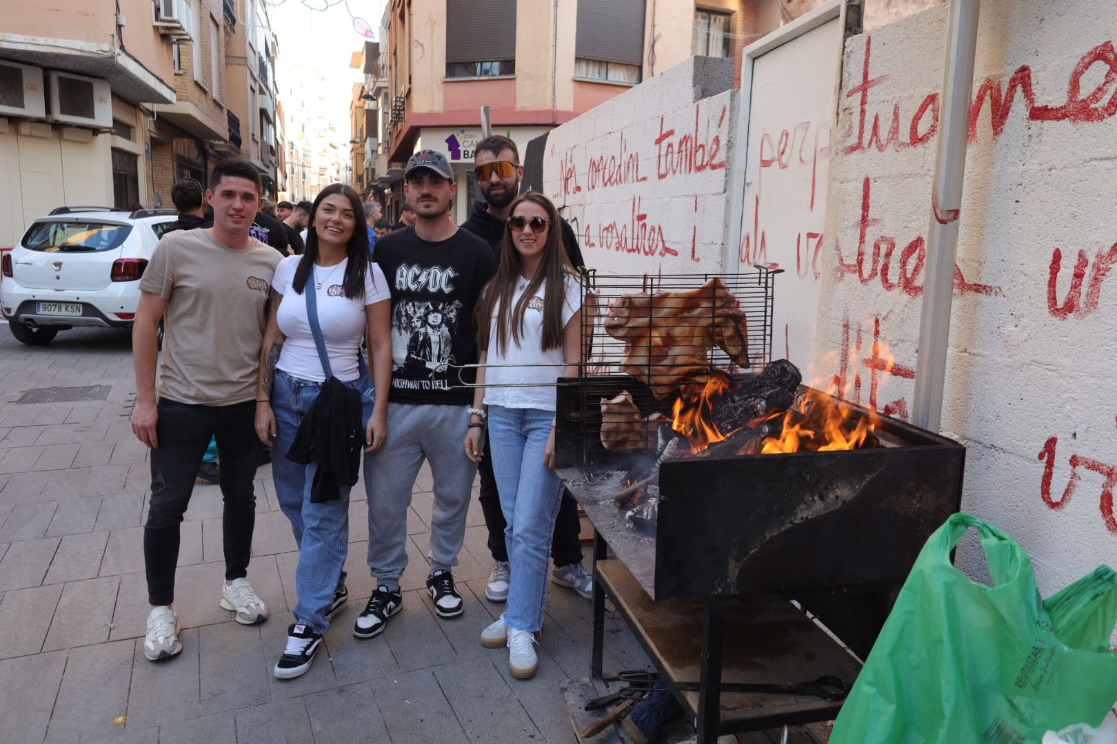 FOTOGALERÍA I Las imágenes de la Nit de la Xulla y del encuentro de elaboración de allioli de las fiestas de Vila-real