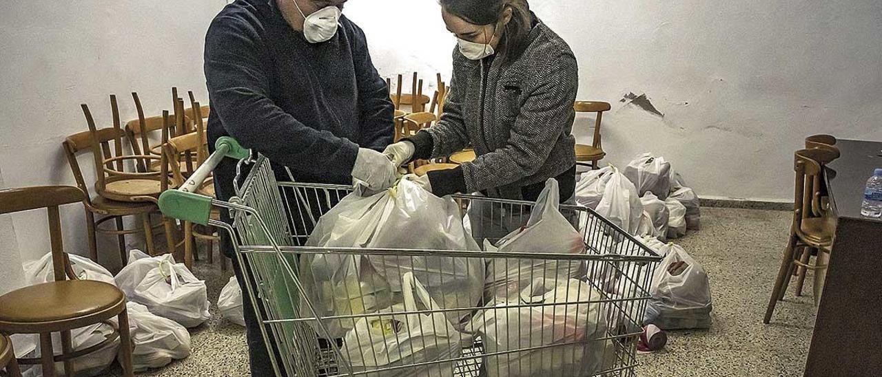 Voluntarios de Mallorca sense Fam preparan bolsas de alimentos para familias sin recursos en plena pandemia.