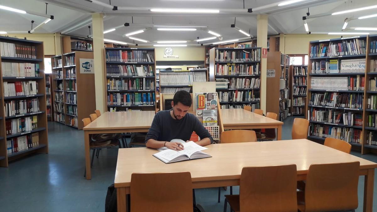Un periodista consulta la tesis doctoral de Pedro Sánchez en la biblioteca de la universad privada Camilo José Cela, en Villanueva de la Cañada.