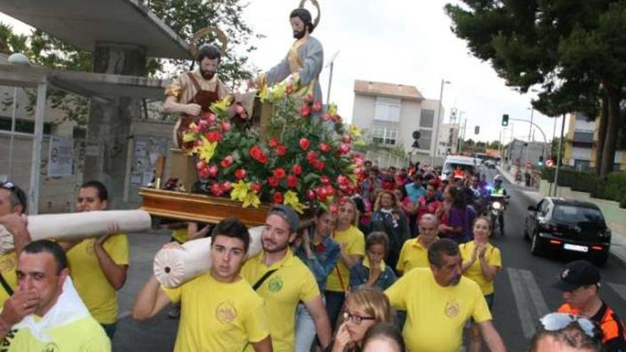 Alrededor de 150 falleros acudieron un año más a la romería de los Santos Patronos de Elda.