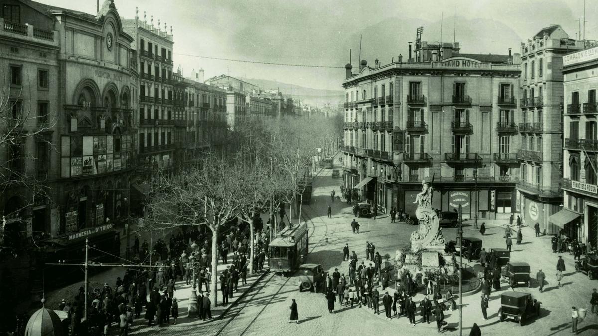 Rambla de los Caputxins con el edificio del teatro principal y el monumento a Pitarra contranvias circulando. La foto fue tomada entre 1925 y 1935. Autor: Arxiu Fotogràfic de Barcelona / Josep Domínguez