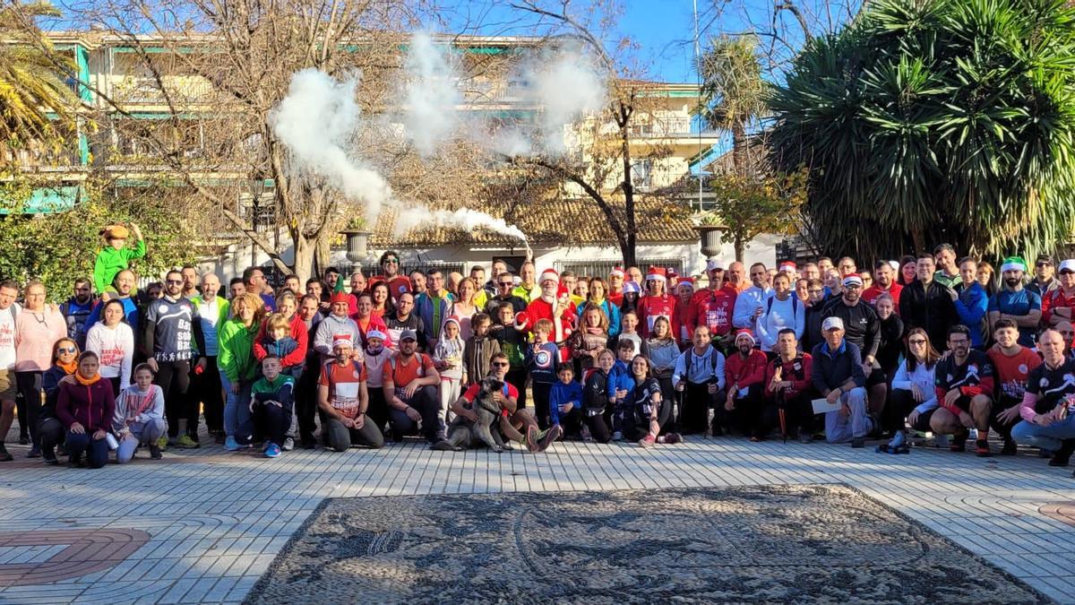 Participantes en la iniciativa solodaria y de senderismo Bastones sobre bastones de Cabra.