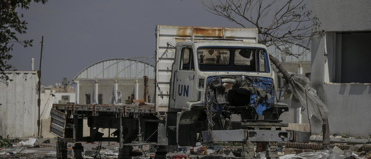 Un camión de la UNRWA destrozado por los bombardeos israelíes en Jan Yunis, en el sur de la Franja de Gaza.