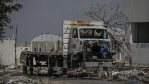 Un camión de la UNRWA destrozado por los bombardeos israelíes en Jan Yunis, en el sur de la Franja de Gaza.