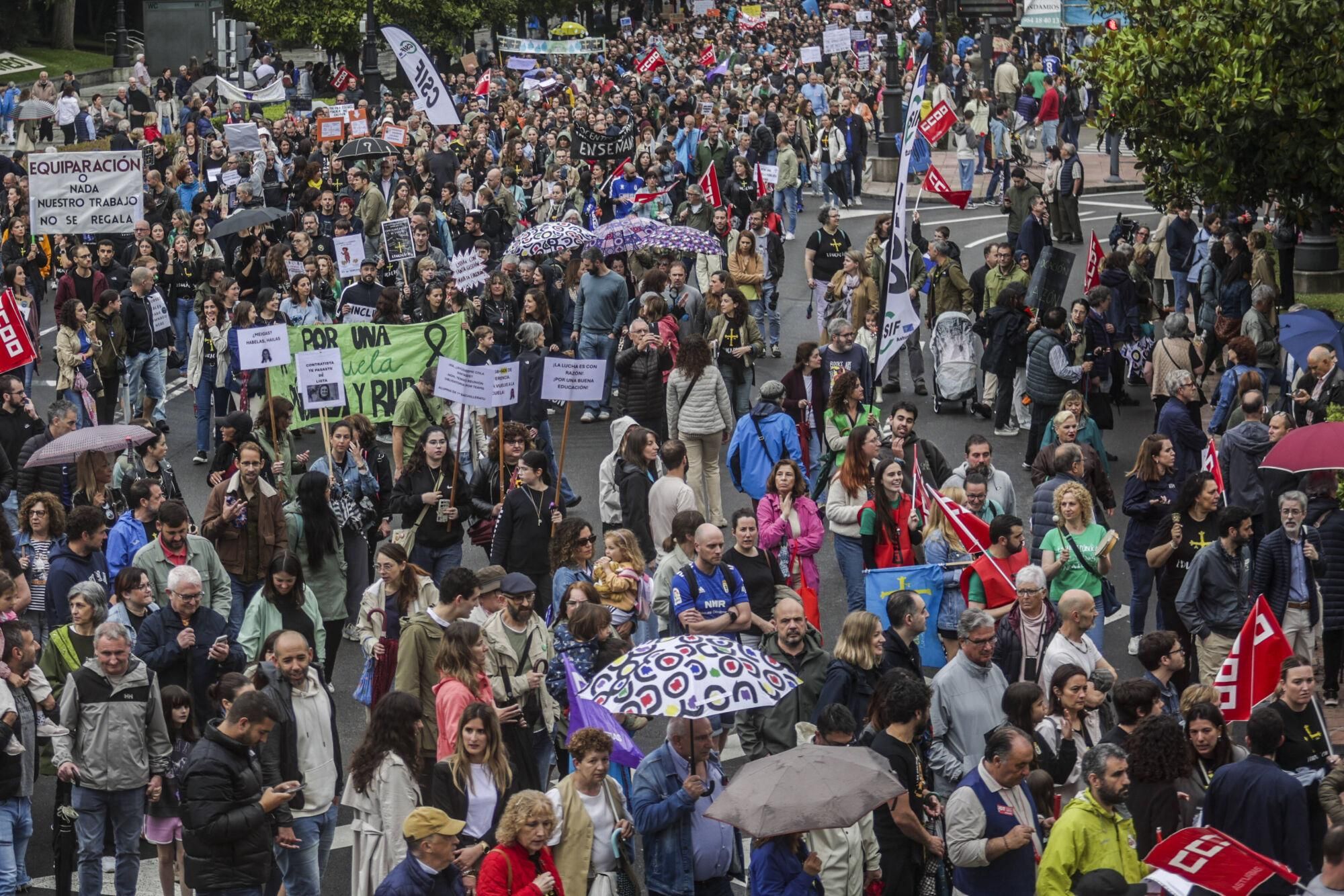 EN IMÁGENES: Así fue la gran manifestación de profesores por la enseñanza pública asturiana